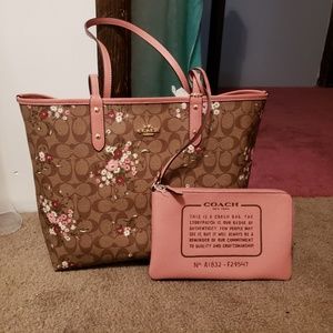 Coach Tote bag-Reversible with wrislet